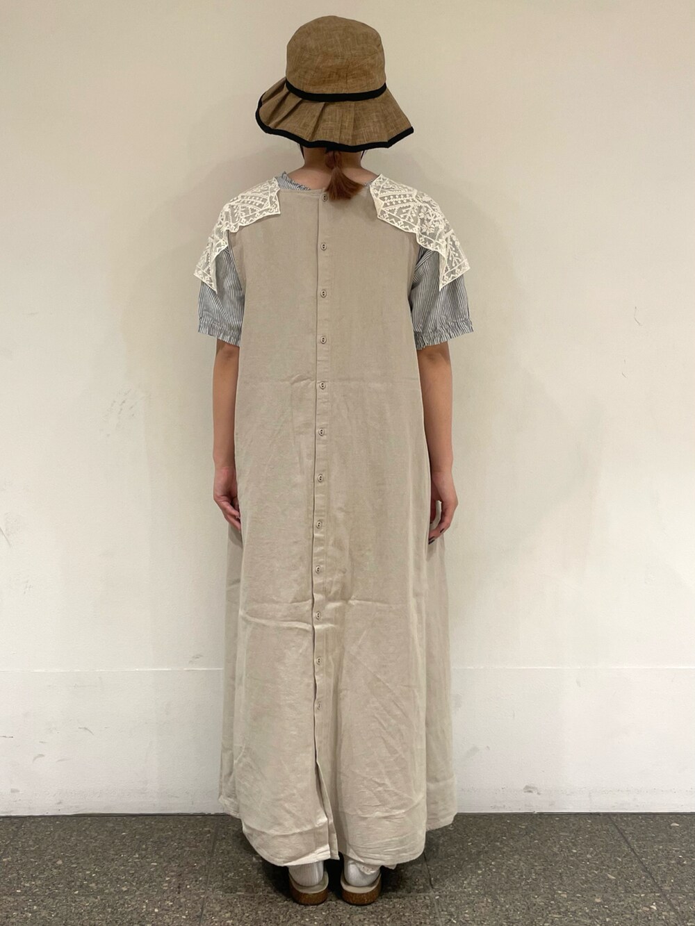 ブルー系のシャツ/ブラウス、ベージュ系のワンピース、グレー系のその他パンツを着用したレディースの夏コーディネートの4枚目の写真