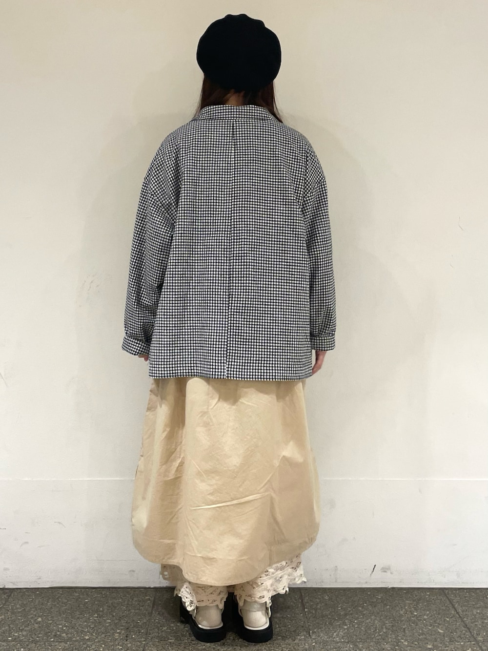 ベージュ系のワンピース、ブラック系のノーカラージャケット、ホワイト系のその他パンツを着用したレディースの春コーディネートの4枚目の写真