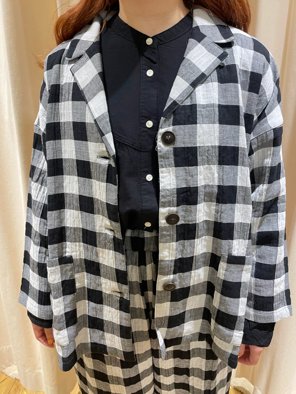 ブラウン系のサンダル、ホワイト系のその他アウター、ブラック系のシャツ/ブラウスを着用したレディースの夏コーディネートの5枚目の写真