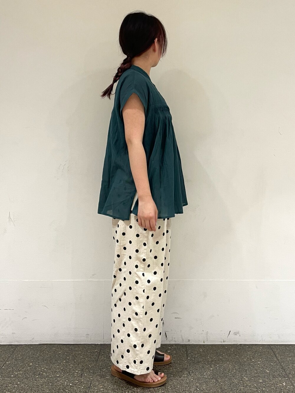 ブラウン系のサンダル、グリーン系のシャツ/ブラウス、ベージュ系のその他パンツを着用したレディースの秋コーディネートの5枚目の写真