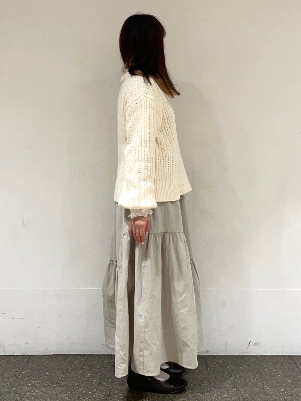 ブラウン系のドレスシューズ、ホワイト系のシャツ/ブラウス、ホワイト系のニット/セーターを着用したレディースの冬コーディネートの5枚目の写真