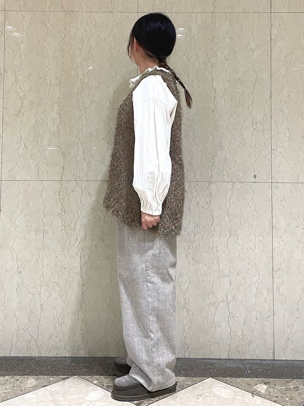 グレー系のその他シューズを着用したレディースの冬コーディネートの3枚目の写真