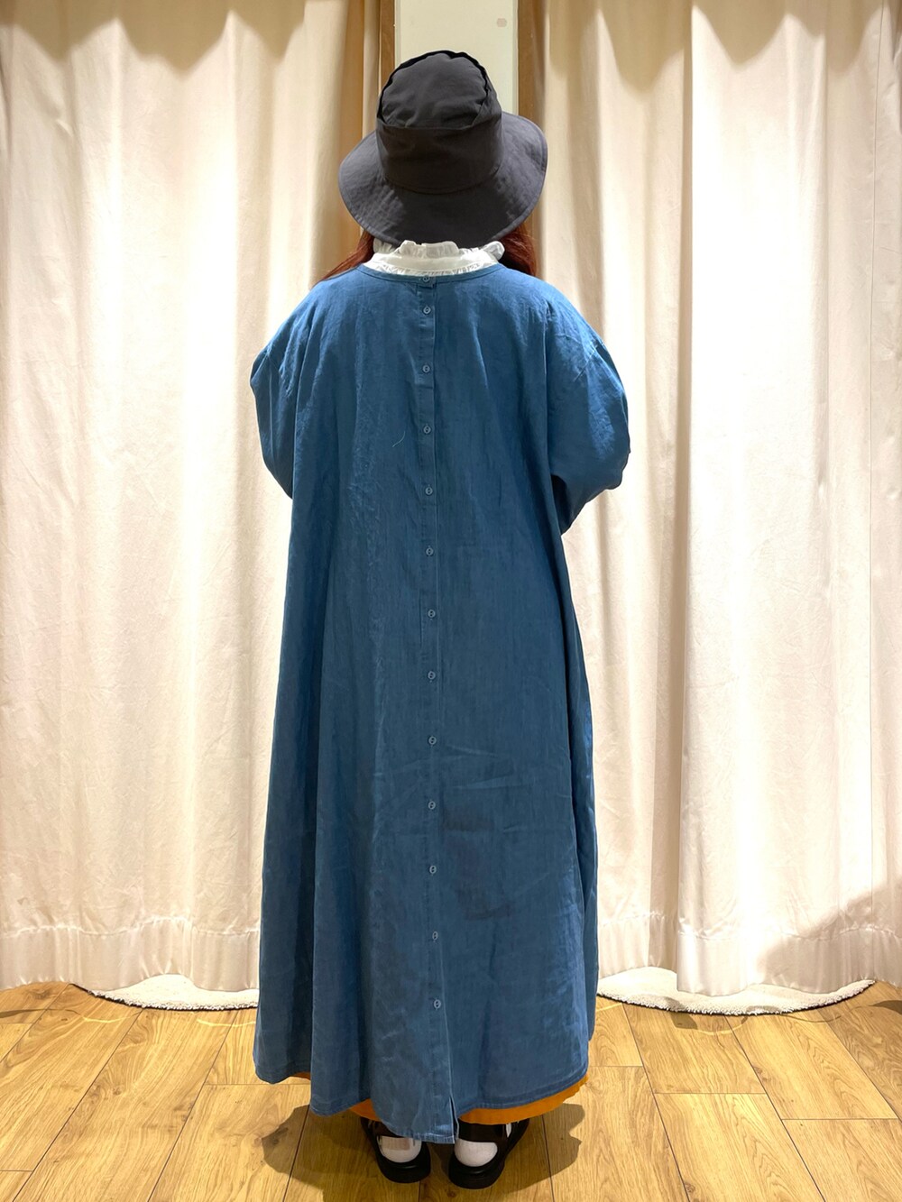 ブラック系のかごバッグ、ホワイト系のシャツ/ブラウス、ブルー系のワンピースを着用したレディースの春コーディネートの4枚目の写真