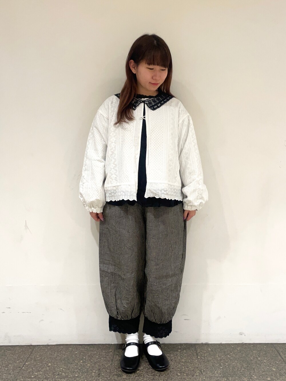 ブラック系のドレスシューズ、その他のその他を着用したレディースの冬コーディネートの4枚目の写真