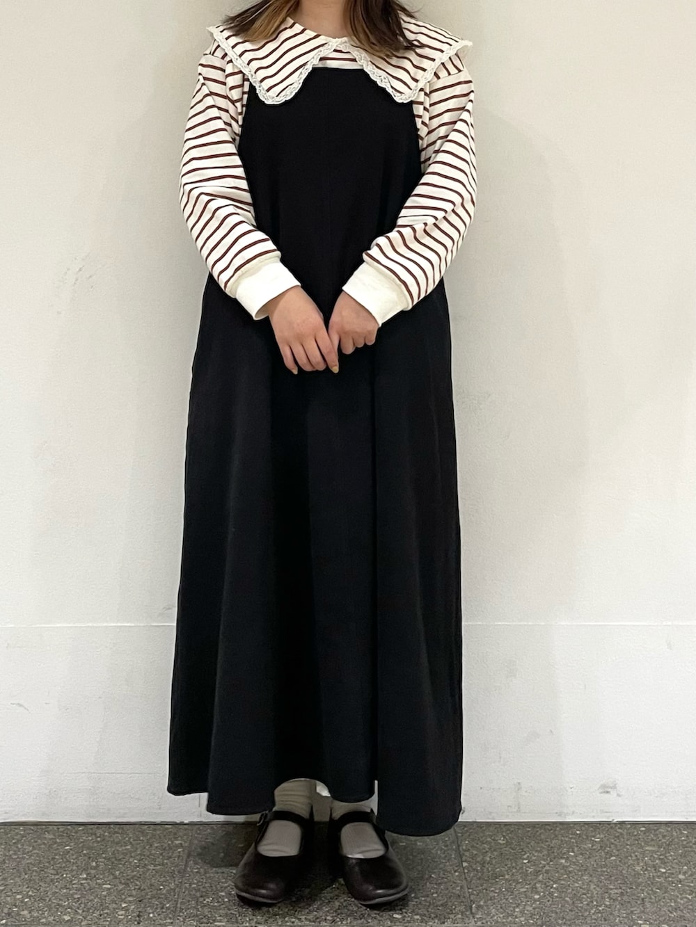 ブラウン系のドレスシューズ、ベージュ系のTシャツ/カットソー、ブラック系のワンピースを着用したレディースの秋コーディネートの2枚目の写真