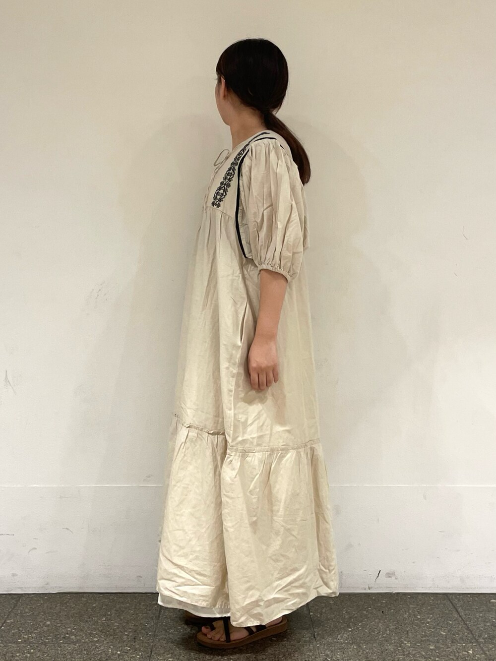 ホワイト系のスカート、ホワイト系のワンピースを着用したレディースの秋コーディネートの3枚目の写真