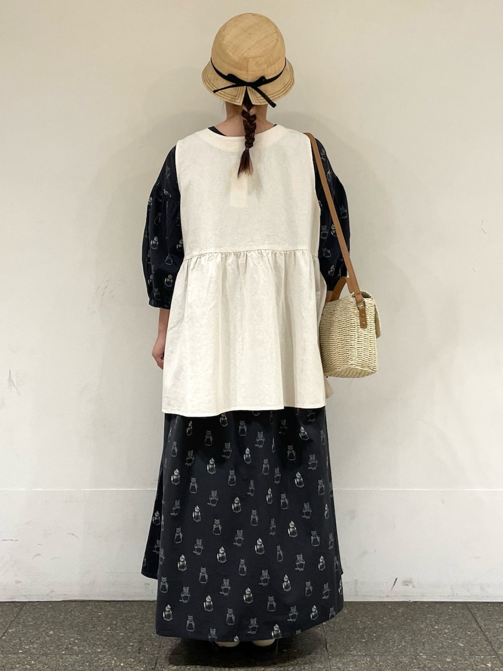 ブラック系のサンダル、ブラック系のワンピース、ホワイト系のハンドバッグを着用したレディースの夏コーディネートの4枚目の写真