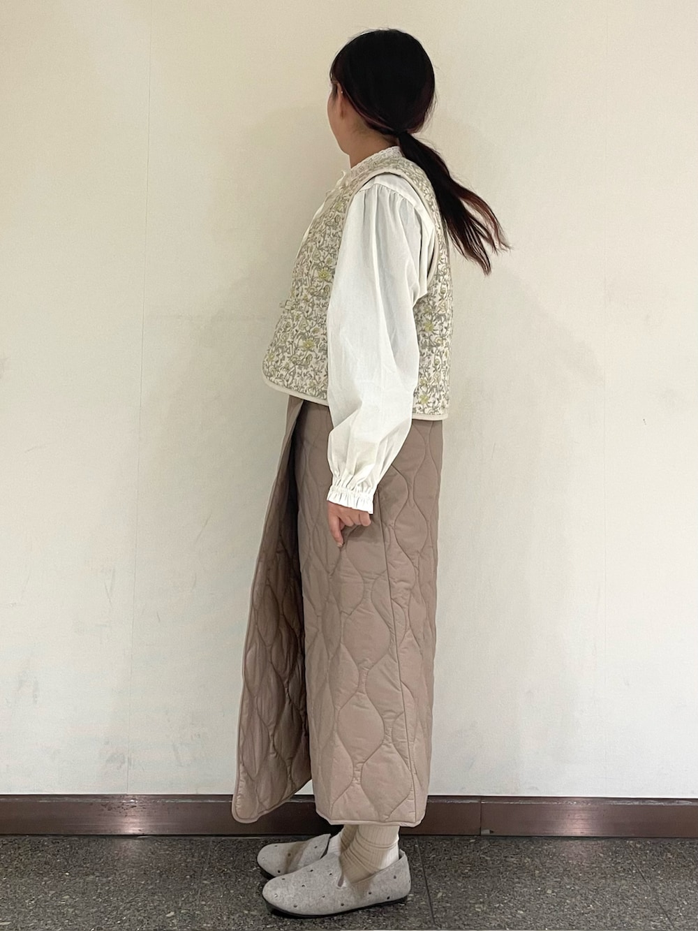 ベージュ系のドレスシューズ、ホワイト系のシャツ/ブラウス、ホワイト系のベストを着用したレディースの冬コーディネートの3枚目の写真