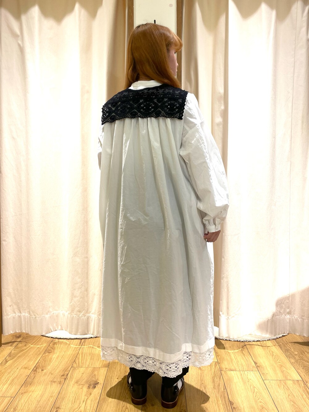 ホワイト系のワンピース、ブラック系のその他パンツ、ブラック系のサンダルを着用したレディースの春コーディネートの3枚目の写真