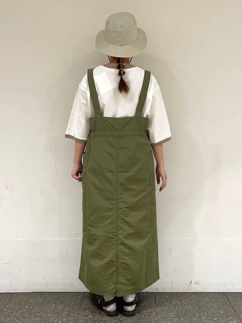 ブラウン系のサンダル、ベージュ系のTシャツ/カットソー、グリーン系のスカートを着用したレディースの秋コーディネートの4枚目の写真