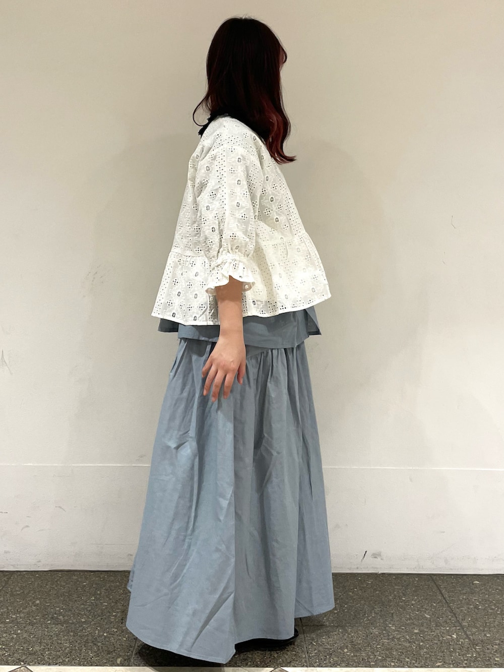 ブラック系のパンプス、ブルー系のシャツ/ブラウス、ブルー系のスカートを着用したレディースの春コーディネートの5枚目の写真