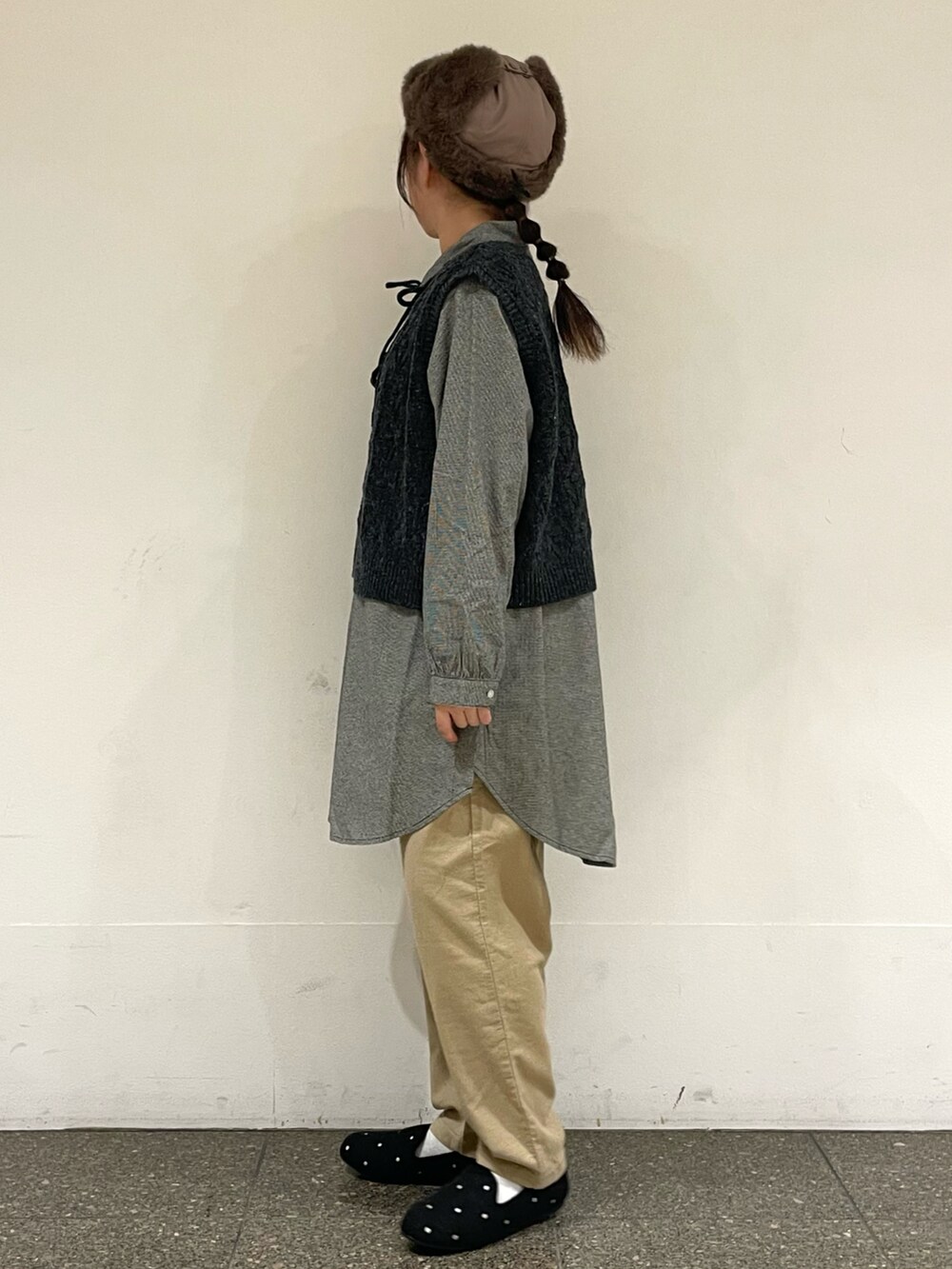 グレー系のドレスシューズを着用したレディースの冬コーディネートの3枚目の写真