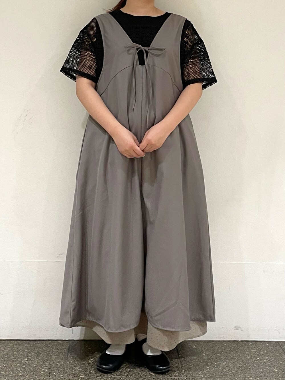 グレー系のワンピース、ベージュ系のスカート、ブラック系のドレスシューズを着用したレディースの夏コーディネートの2枚目の写真