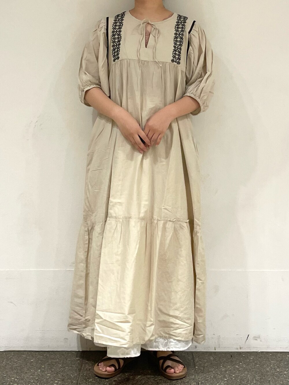 ホワイト系のスカート、ホワイト系のワンピースを着用したレディースの秋コーディネートの2枚目の写真