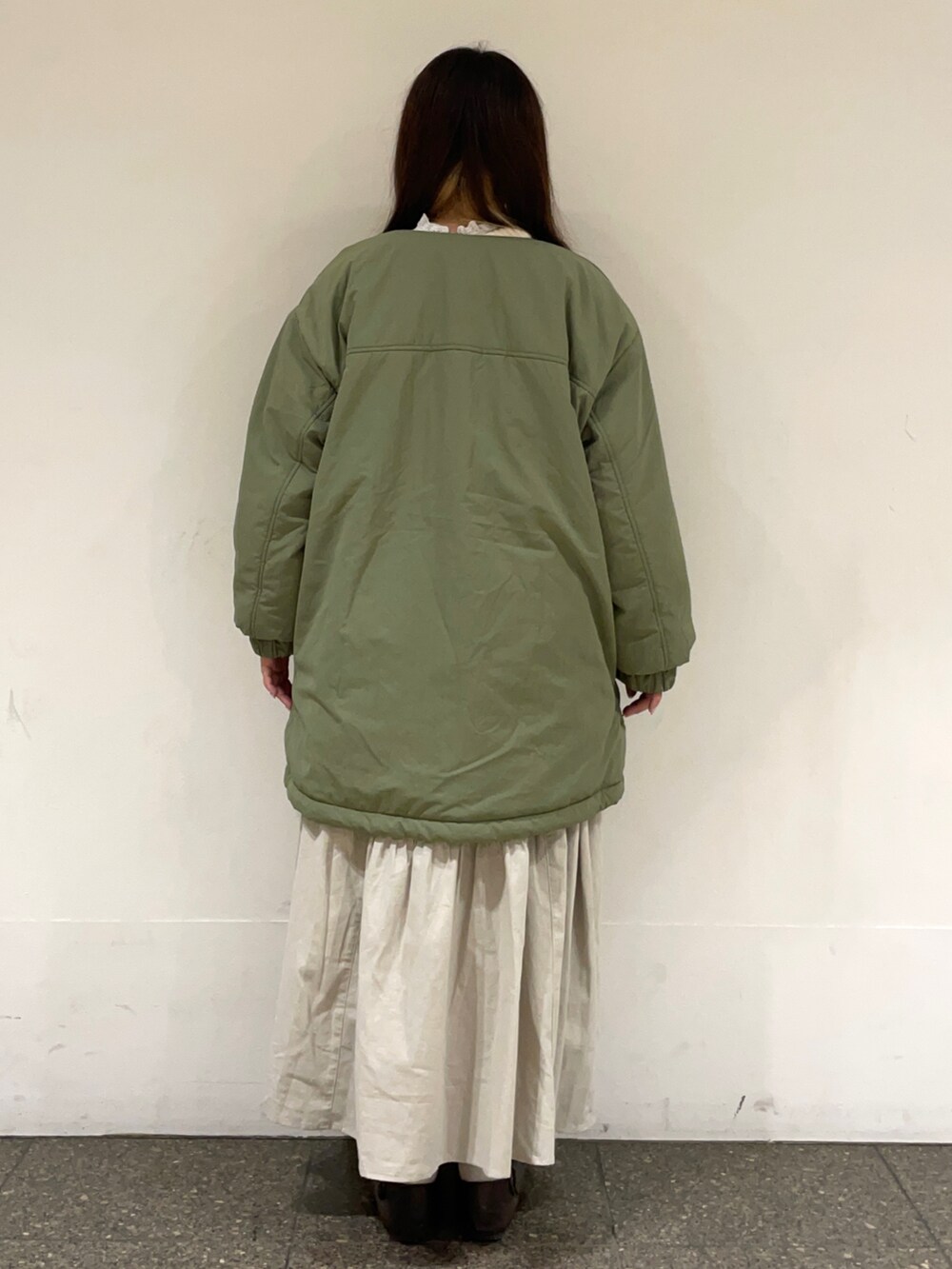 ブラウン系のドレスシューズ、ホワイト系のシャツ/ブラウス、ホワイト系のニット/セーターを着用したレディースの冬コーディネートの4枚目の写真