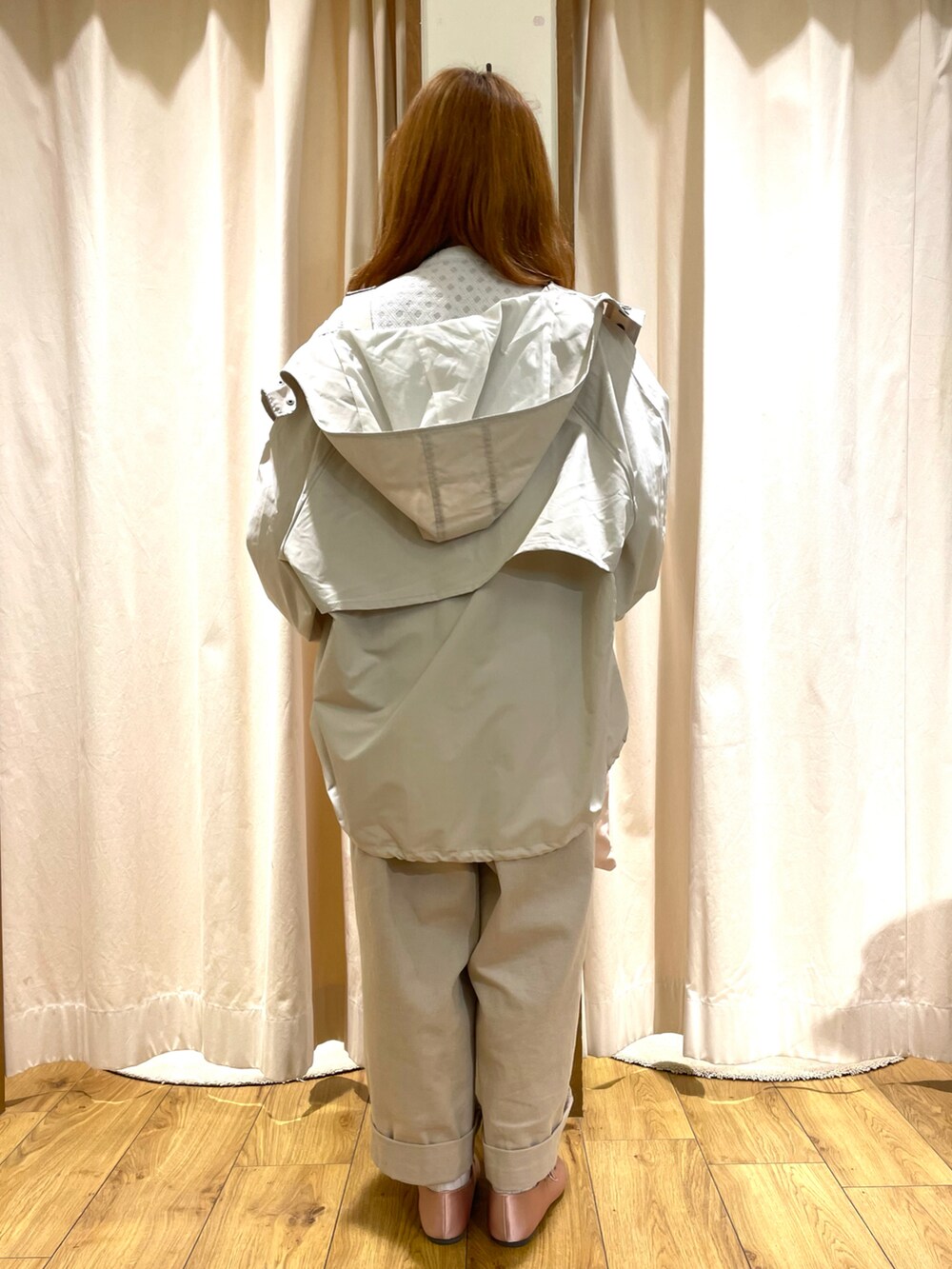 ベージュ系のサロペット/オーバーオール、ピンク系のその他シューズ、ピンク系のトートバッグを着用したレディースの春コーディネートの3枚目の写真