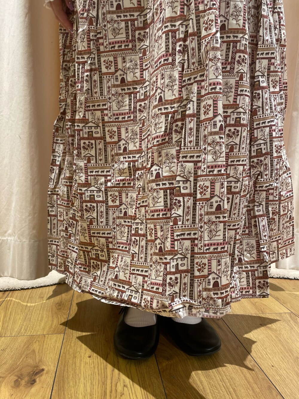 ホワイト系のカーディガン/ボレロ、レッド系のシャツ/ブラウス、レッド系のスカートを着用したレディースの冬コーディネートの5枚目の写真