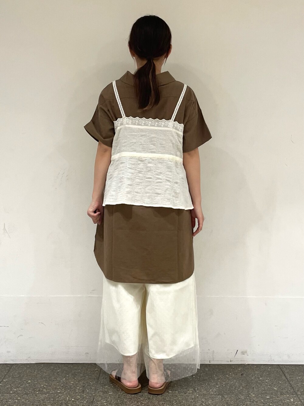 ホワイト系のシャツ/ブラウス、ブラウン系のシャツ/ブラウスを着用したレディースの秋コーディネートの4枚目の写真