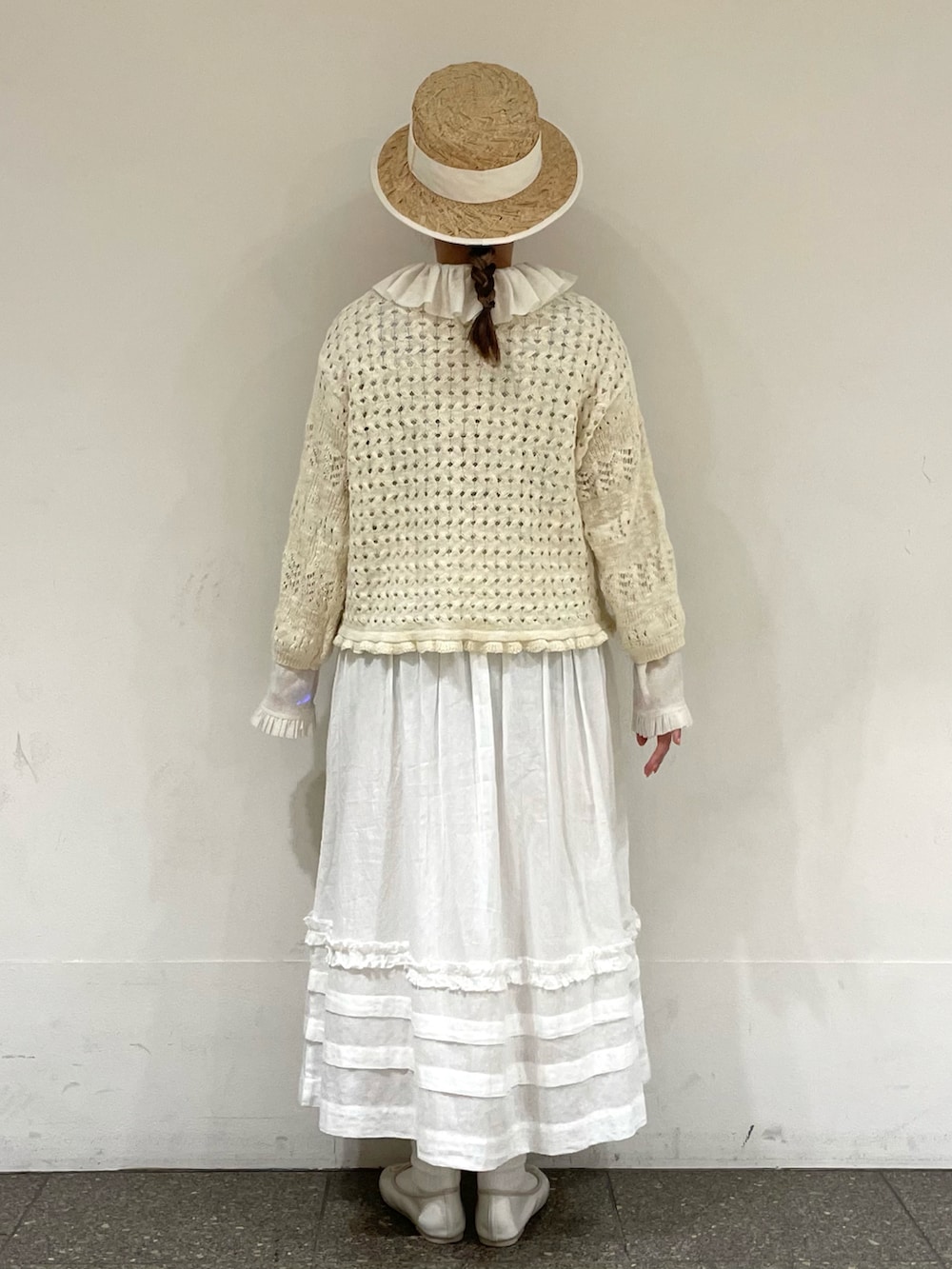 ホワイト系のTシャツ/カットソー、ホワイト系のカーディガン/ボレロ、ホワイト系のスカートを着用したレディースの春コーディネートの4枚目の写真