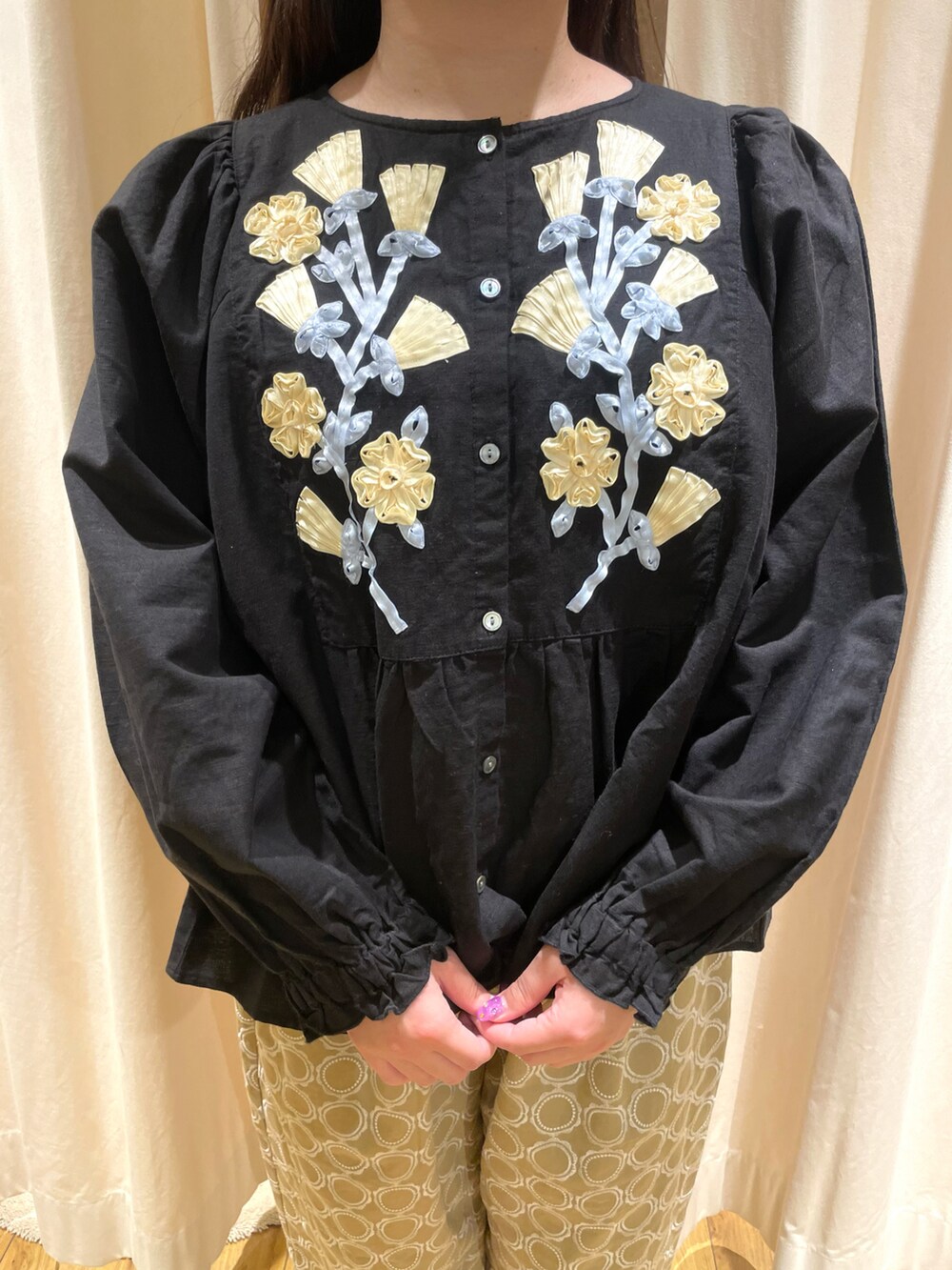 ブラック系のシャツ/ブラウス、ベージュ系のその他パンツ、ブラック系のドレスシューズを着用したレディースの春コーディネートの4枚目の写真