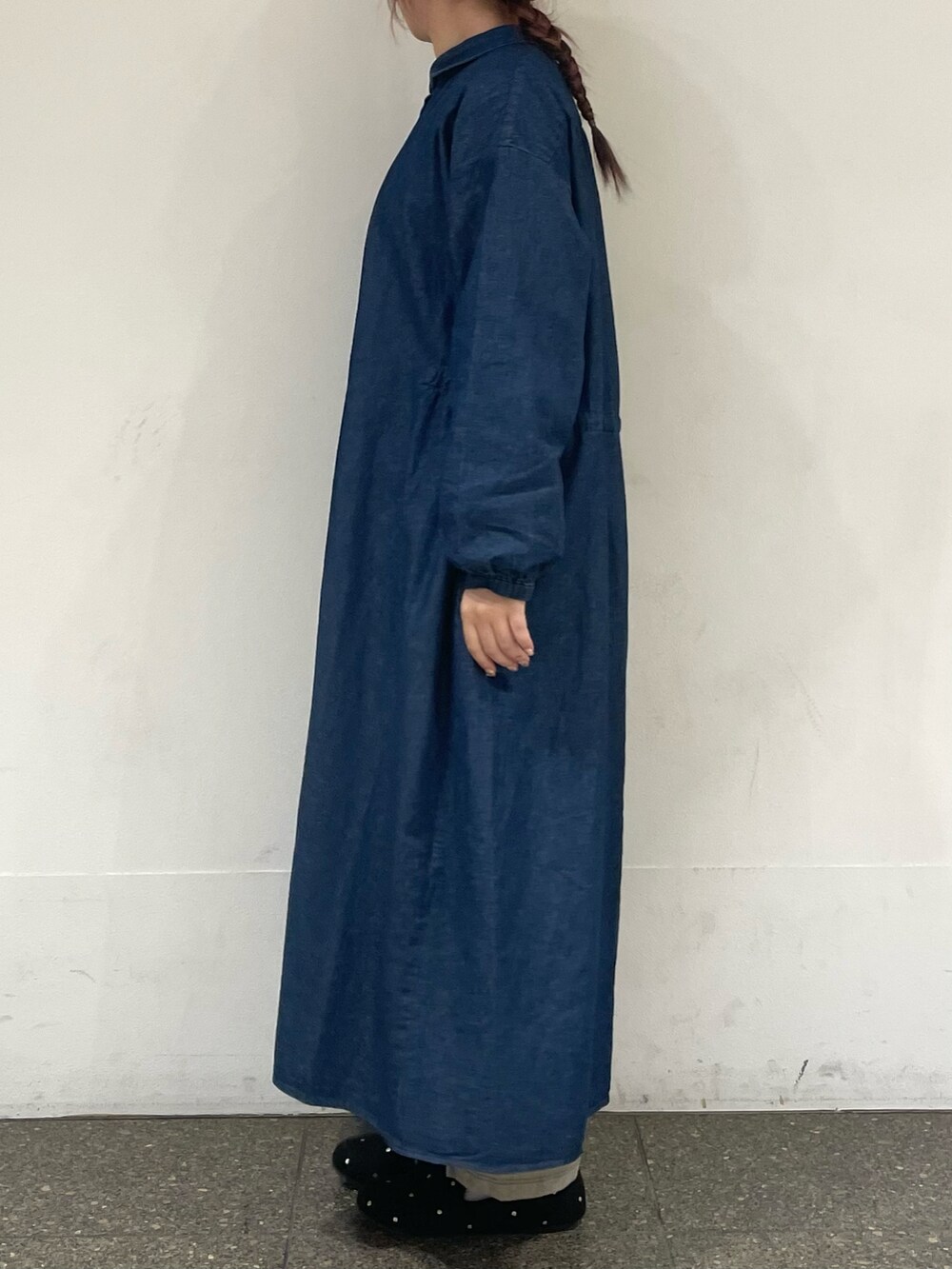 グレー系のドレスシューズ、ブラウン系のハットを着用したレディースの冬コーディネートの3枚目の写真