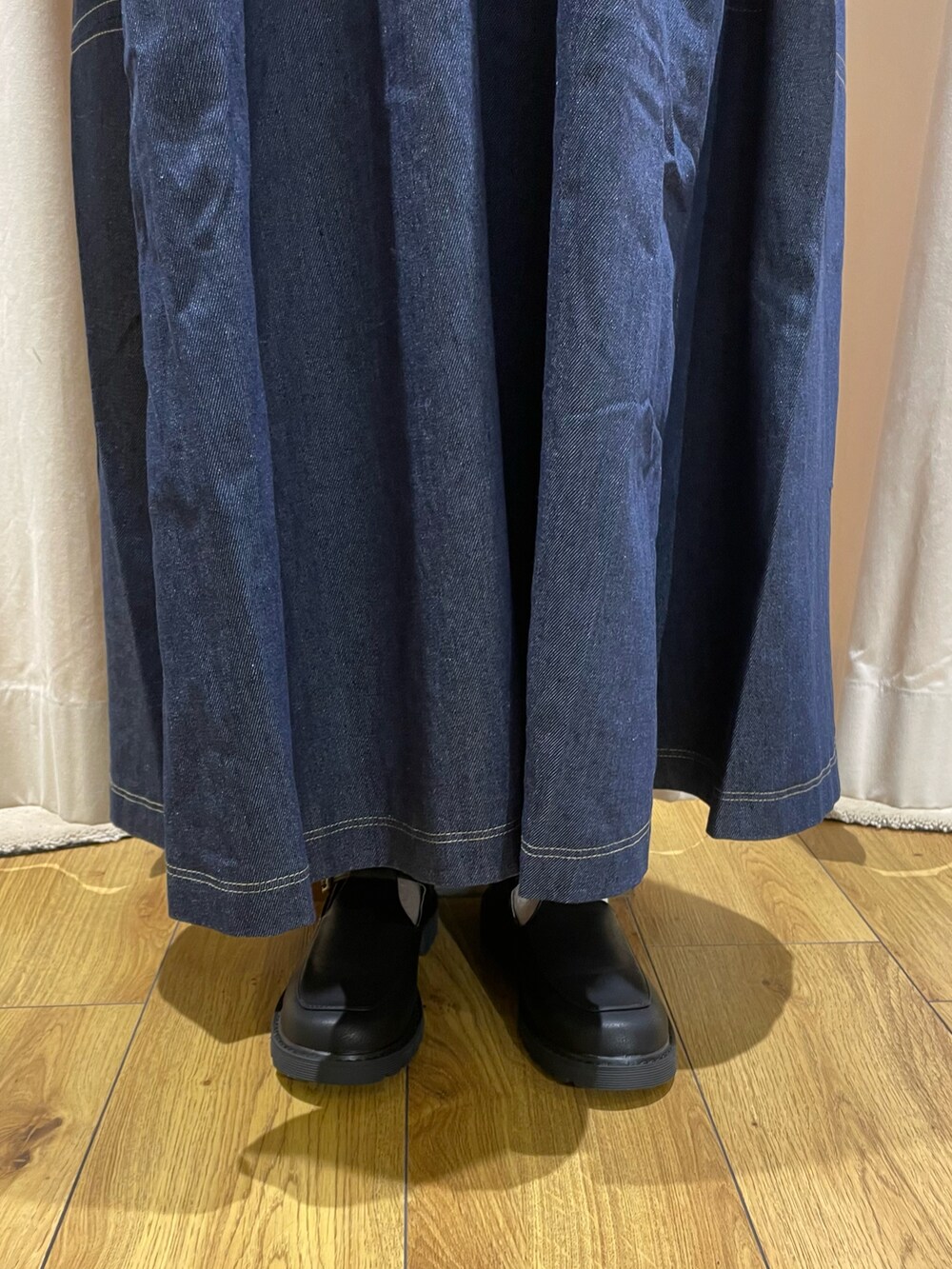 オレンジ系のシャツ/ブラウス、ブルー系のワンピース、ブラック系のその他シューズを着用したレディースの秋コーディネートの5枚目の写真