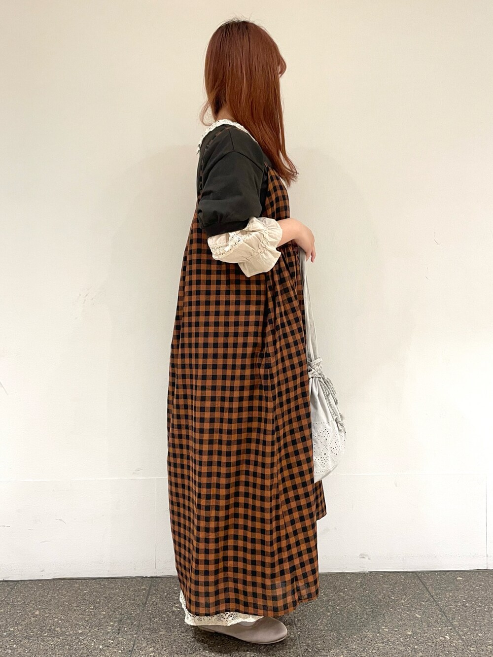 ベージュ系のその他シューズ、ベージュ系のシャツ/ブラウス、グレー系のTシャツ/カットソーを着用したレディースの春コーディネートの4枚目の写真