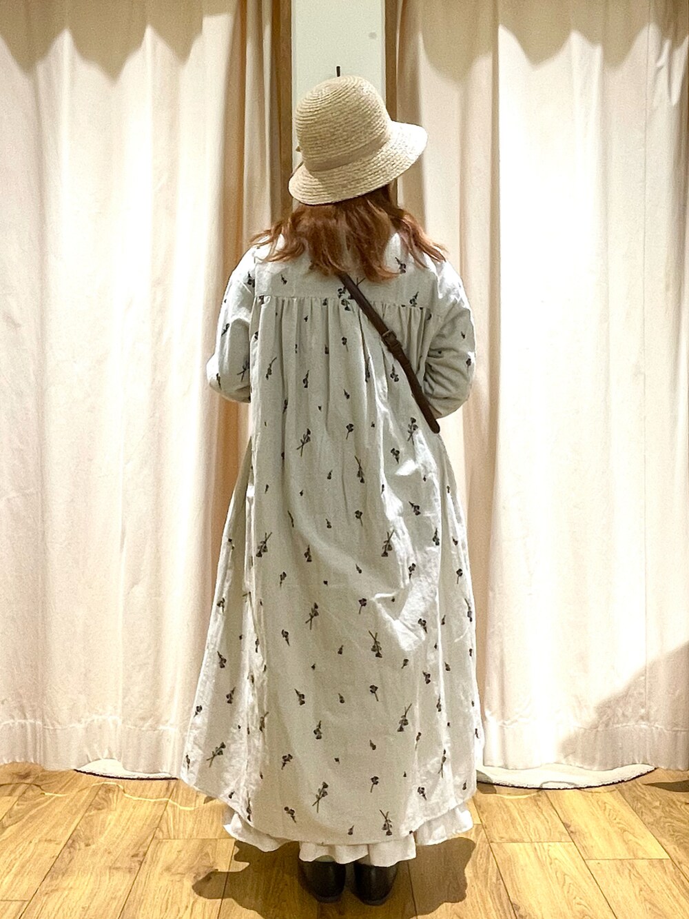 ブラウン系のその他シューズ、ベージュ系のシャツ/ブラウス、ホワイト系のワンピースを着用したレディースの冬コーディネートの3枚目の写真