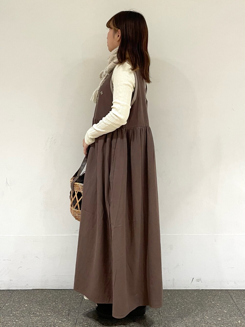 ホワイト系のTシャツ/カットソー、ブラウン系のハンドバッグ、ブラウン系のワンピースを着用したレディースの秋コーディネートの3枚目の写真