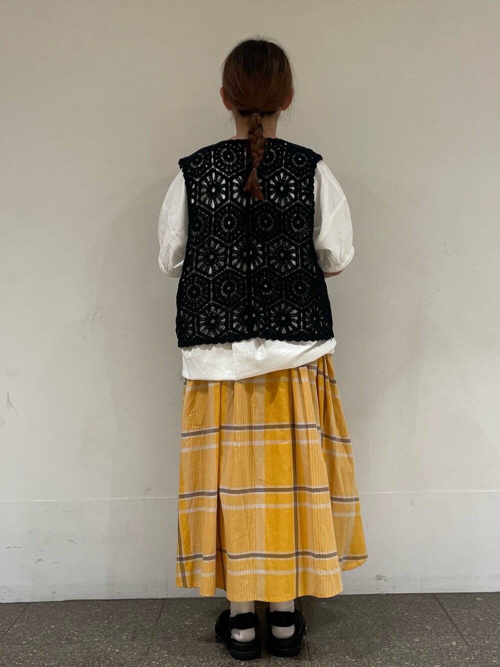 ブラック系のサンダル、ホワイト系のかごバッグ、ホワイト系のTシャツ/カットソーを着用したレディースの夏コーディネートの3枚目の写真