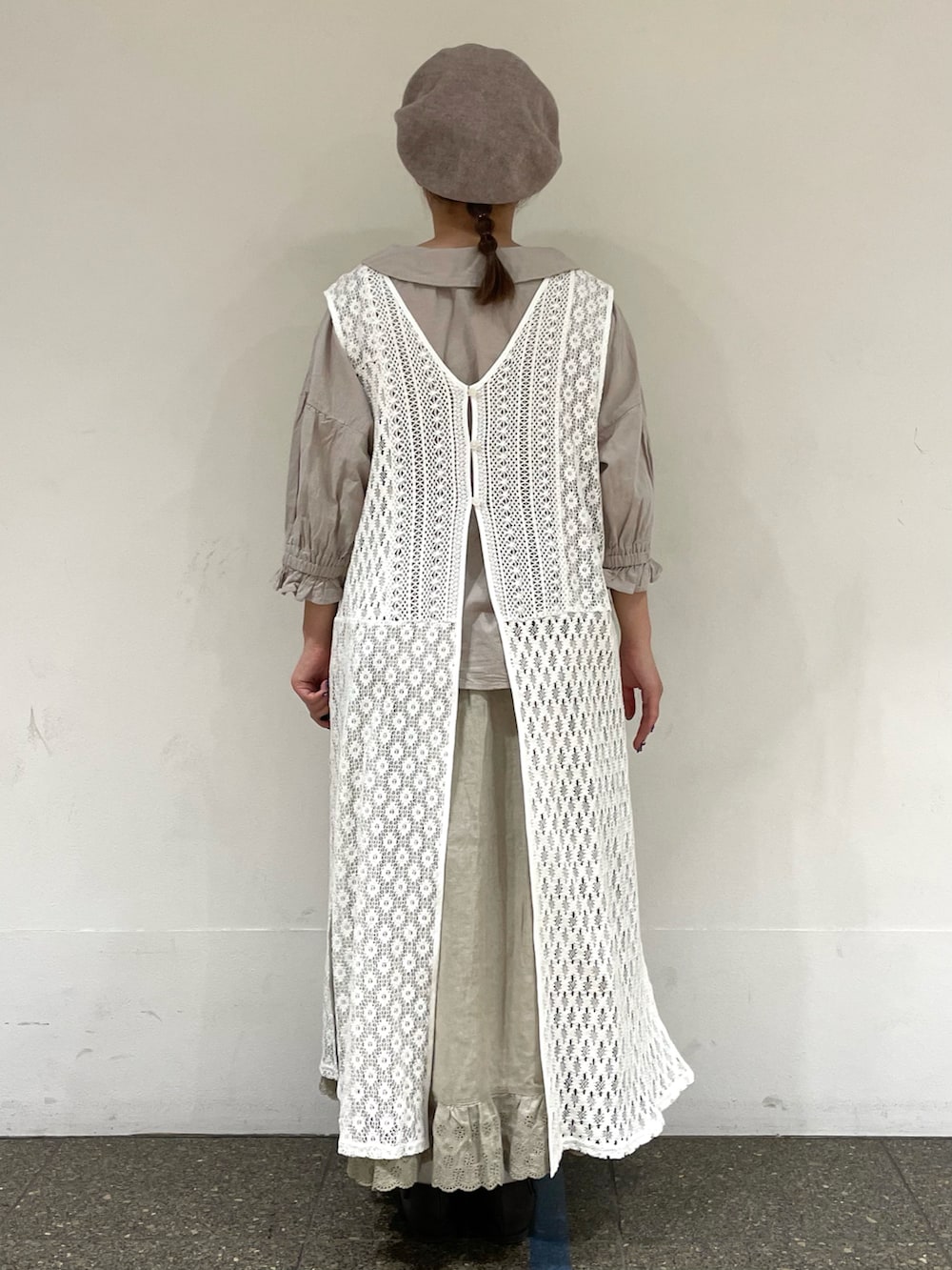 ブラウン系のドレスシューズ、ベージュ系のシャツ/ブラウス、ホワイト系のワンピースを着用したレディースの秋コーディネートの4枚目の写真