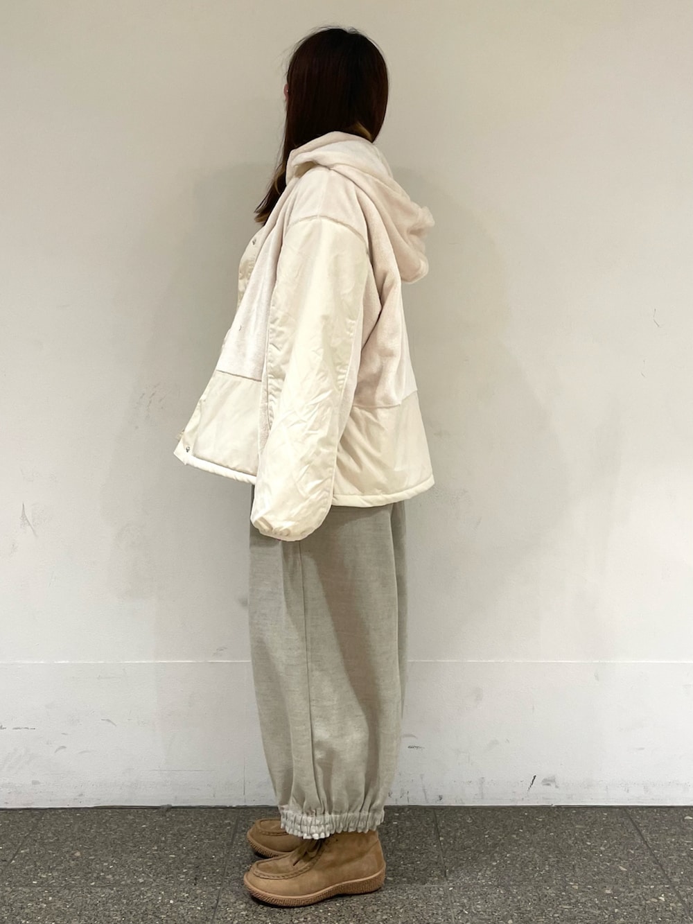 「ピンク、ピンクニット、ホワイト、ベージュ、ブルゾン、ボアブルゾン、ボア、ロゴニット、ニット、モカシン、パンツスタイル、サマンサ モスモス(Samansa Mos2)、サマンサモスモス、Samansa Mos2、SM2」|「Samansa Mos2のフード取り外しボア切替ジャケット(ノーカラージャケット、ホワイト系)」を使った、松さん(レディース・153cm)の冬コーディネートの3枚目の写真