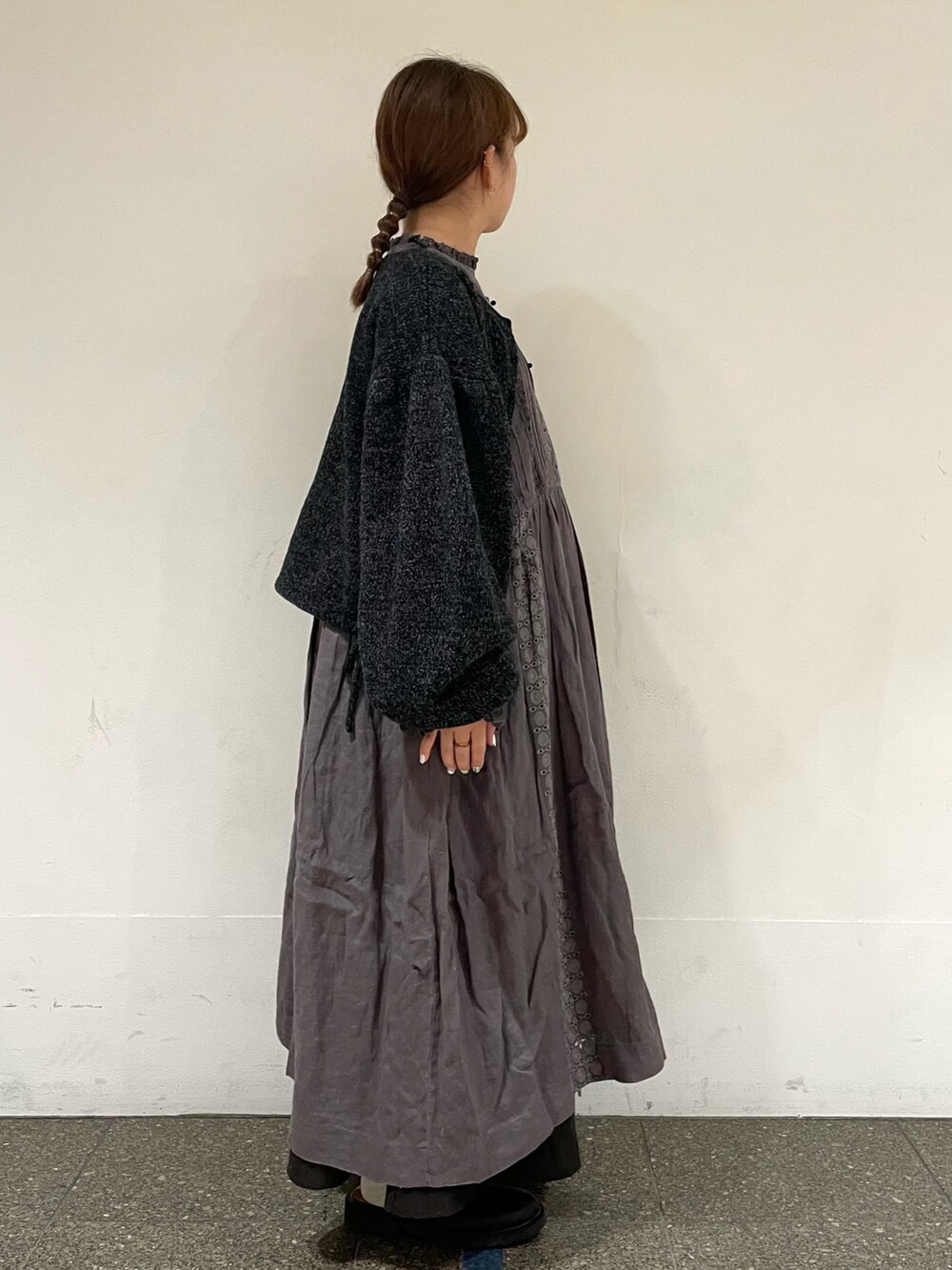 ブラック系のカーディガン/ボレロ、グレー系のスカート、ブラック系のサンダルを着用したレディースの秋コーディネートの5枚目の写真