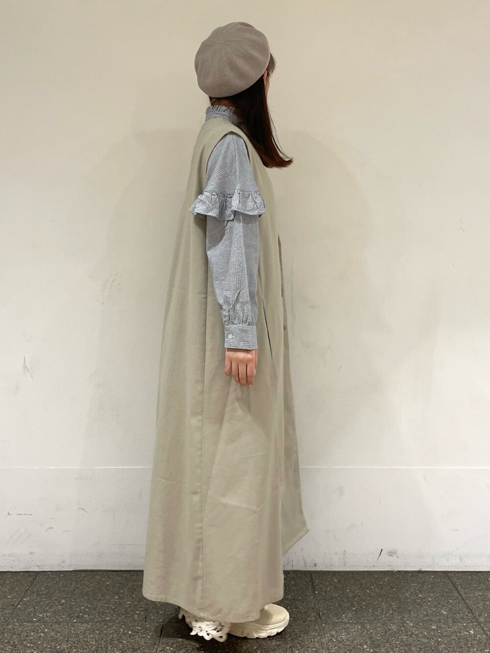 ブルー系のシャツ/ブラウス、ホワイト系のワンピース、ホワイト系のその他パンツを着用したレディースの春コーディネートの5枚目の写真