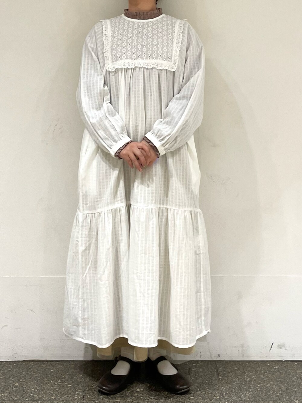 ブラウン系のドレスシューズ、ブラウン系のシャツ/ブラウス、ベージュ系のスカートを着用したレディースの冬コーディネートの2枚目の写真