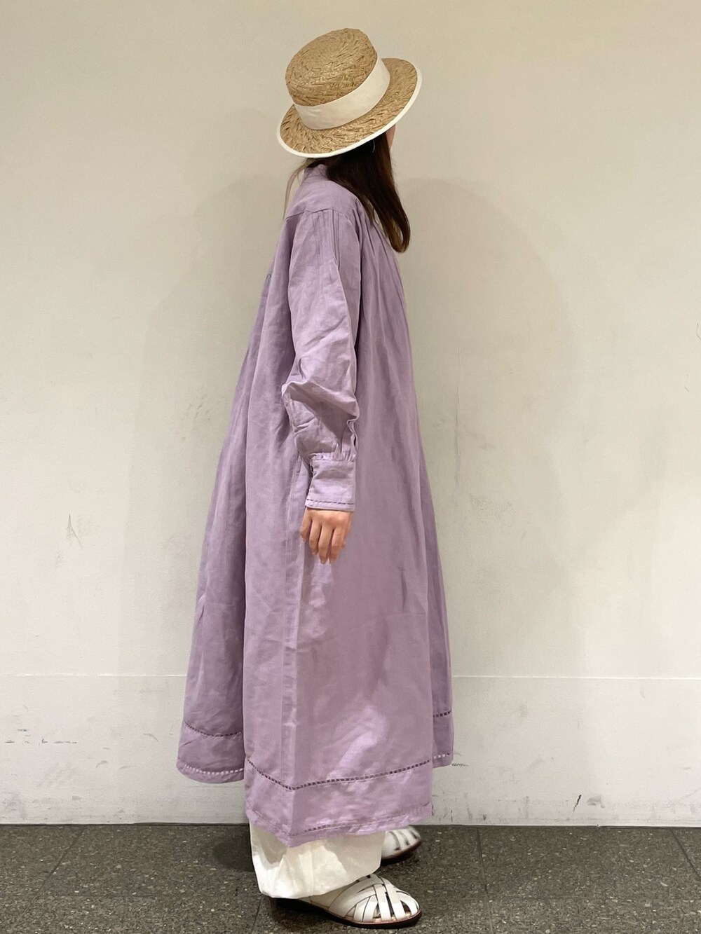 パープル系のワンピース、ホワイト系のサンダル、ホワイト系のその他パンツを着用したレディースの春コーディネートの5枚目の写真