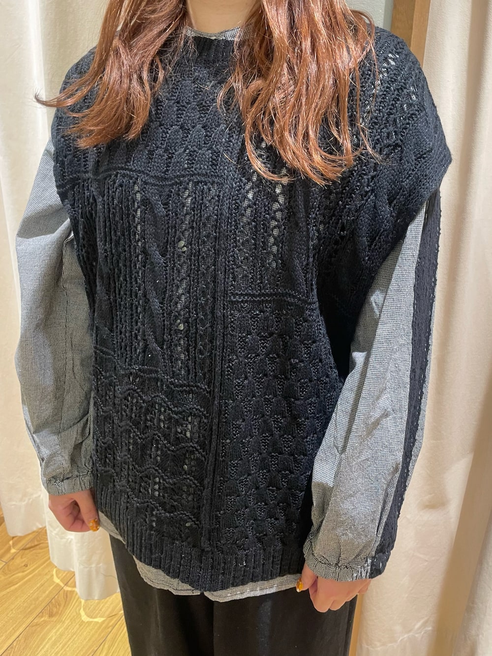 ブラック系のベスト、グレー系のシャツ/ブラウス、ブラック系のその他パンツを着用したレディースの冬コーディネートの4枚目の写真