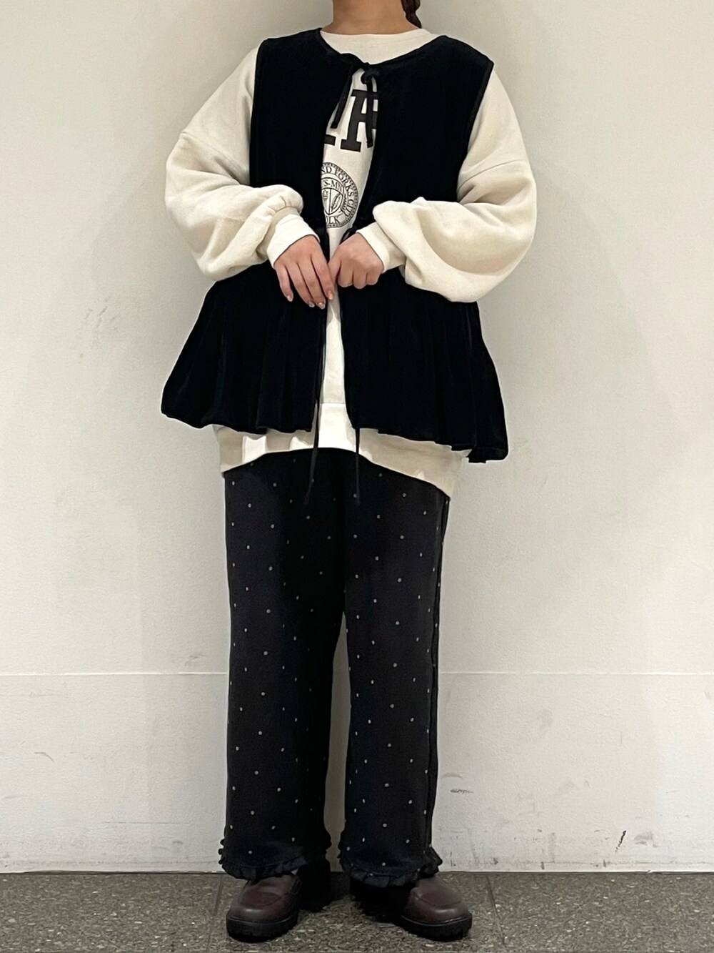 ブラウン系のドレスシューズを着用したレディースの冬コーディネートの2枚目の写真