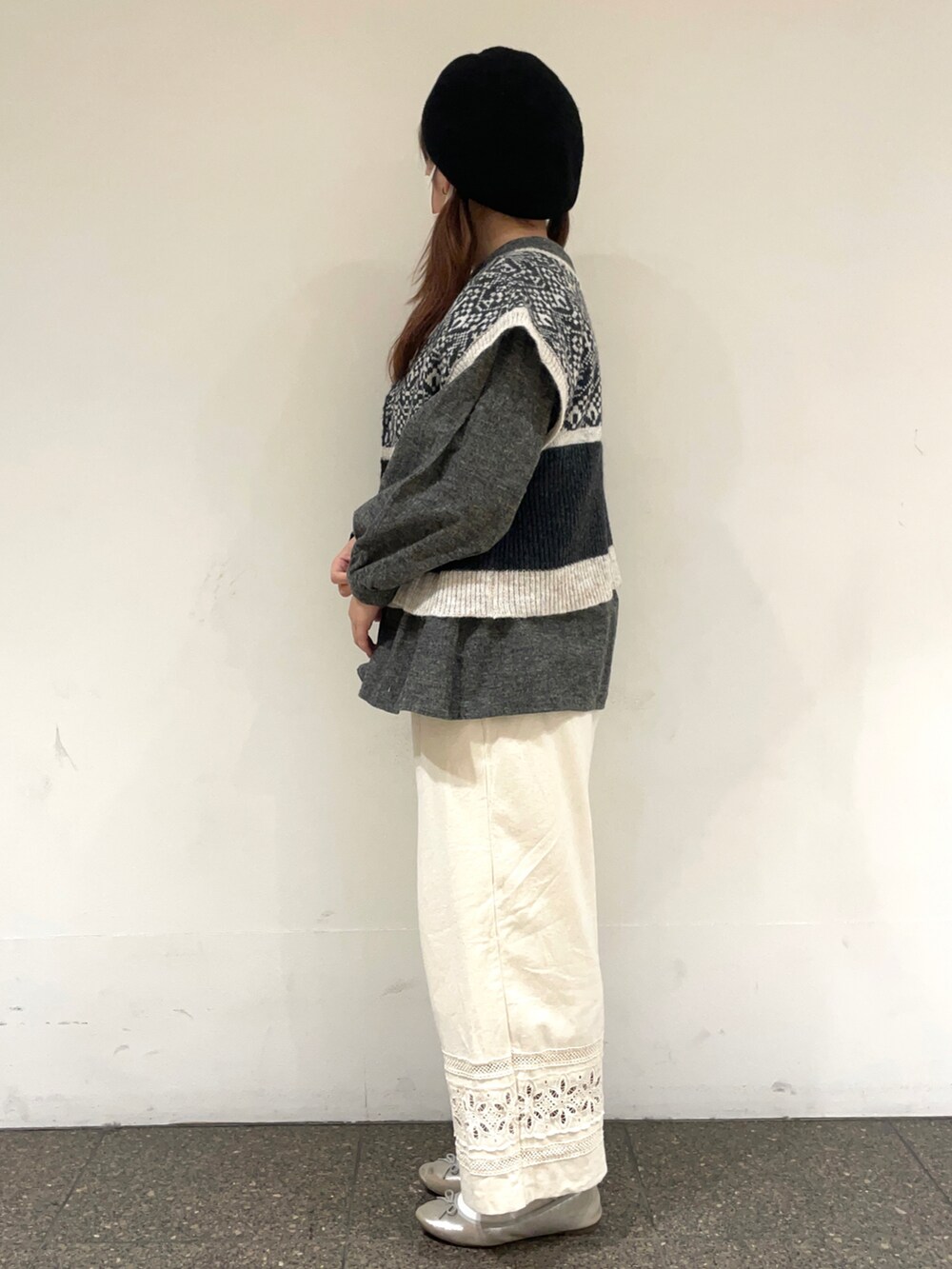 グレー系のシャツ/ブラウス、グレー系のベスト、ホワイト系のその他パンツを着用したレディースの冬コーディネートの3枚目の写真