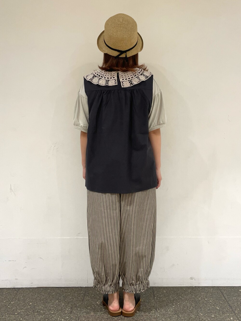 グレー系のTシャツ/カットソー、ベージュ系のその他パンツ、グレー系のベストを着用したレディースの夏コーディネートの4枚目の写真