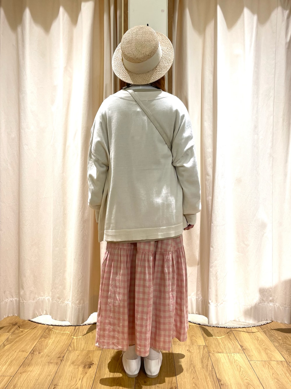 ホワイト系のTシャツ/カットソー、ホワイト系のショルダーバッグ、ホワイト系のその他シューズを着用したレディースの春コーディネートの3枚目の写真