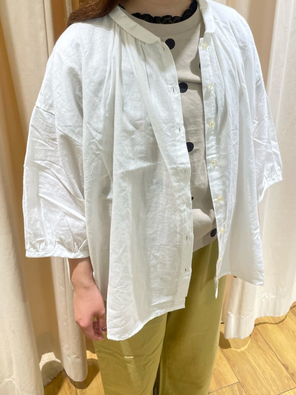 ブラック系のTシャツ/カットソー、ベージュ系のTシャツ/カットソー、ホワイト系のシャツ/ブラウスを着用したレディースの夏コーディネートの5枚目の写真