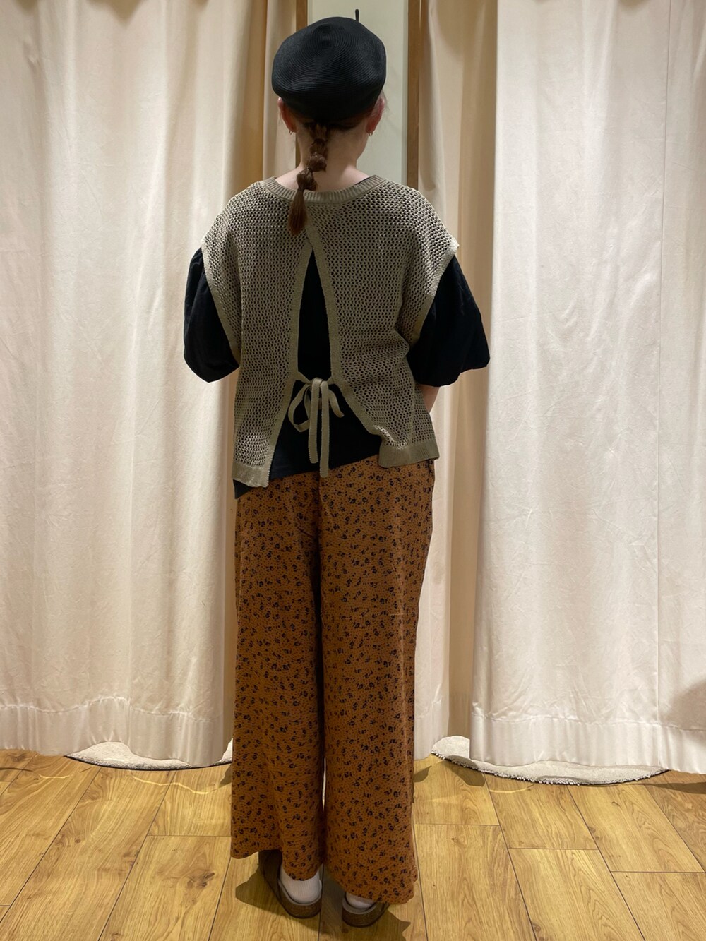 ベージュ系のベスト、ブラック系のTシャツ/カットソー、グレー系のエコバッグ/サブバッグを着用したレディースの夏コーディネートの3枚目の写真