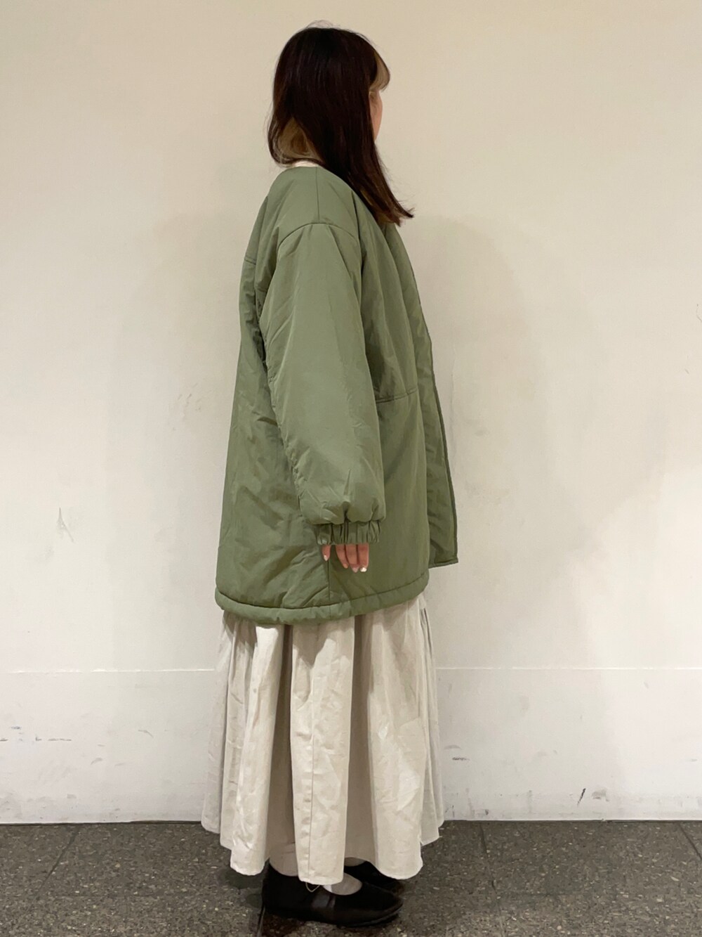 ブラウン系のドレスシューズ、ホワイト系のシャツ/ブラウス、ホワイト系のニット/セーターを着用したレディースの冬コーディネートの5枚目の写真