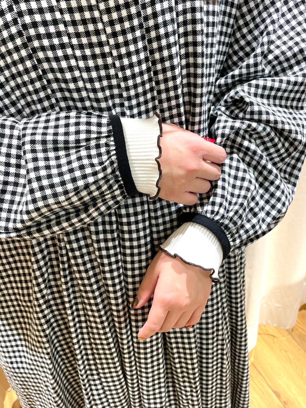 ホワイト系のTシャツ/カットソー、ブラック系のワンピース、ホワイト系のその他パンツを着用したレディースの冬コーディネートの4枚目の写真