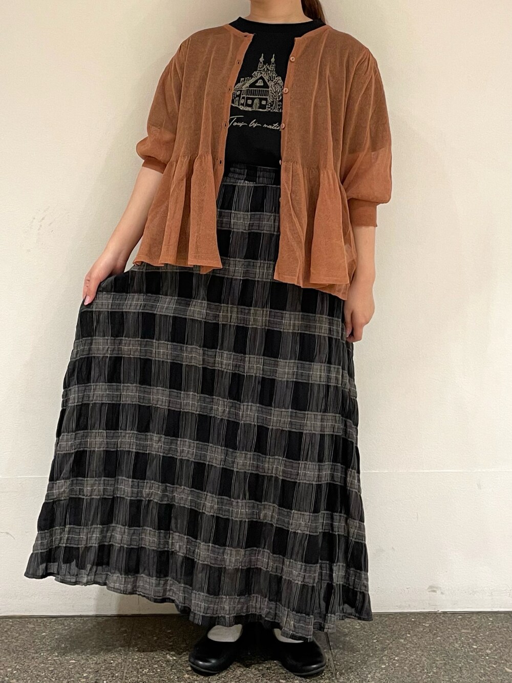 ブラック系のTシャツ/カットソー、レッド系のカーディガン/ボレロ、グレー系のスカートを着用したレディースの夏コーディネートの2枚目の写真