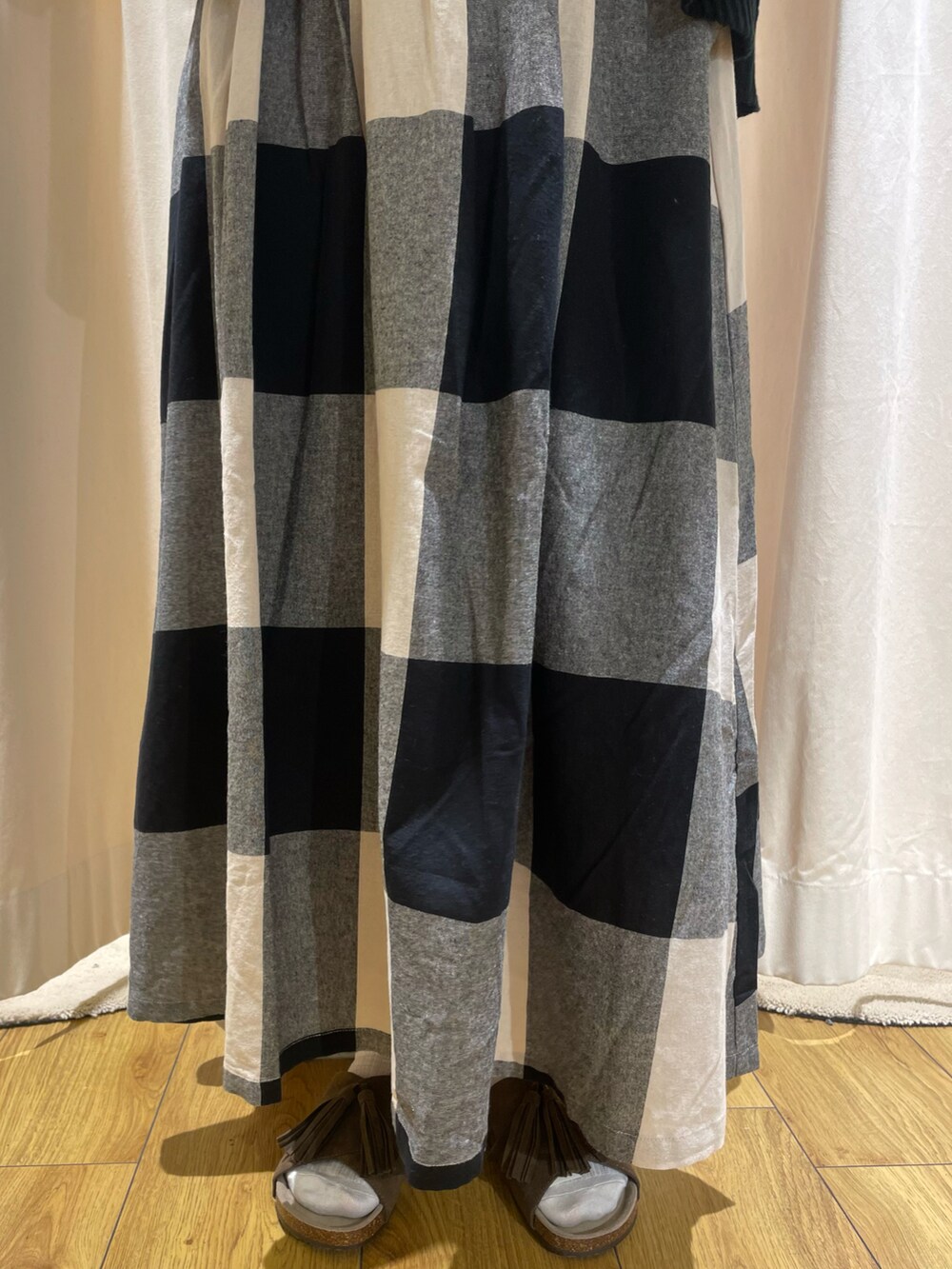 ホワイト系のTシャツ/カットソー、ブラック系のベスト、ブラック系のスカートを着用したレディースの夏コーディネートの5枚目の写真