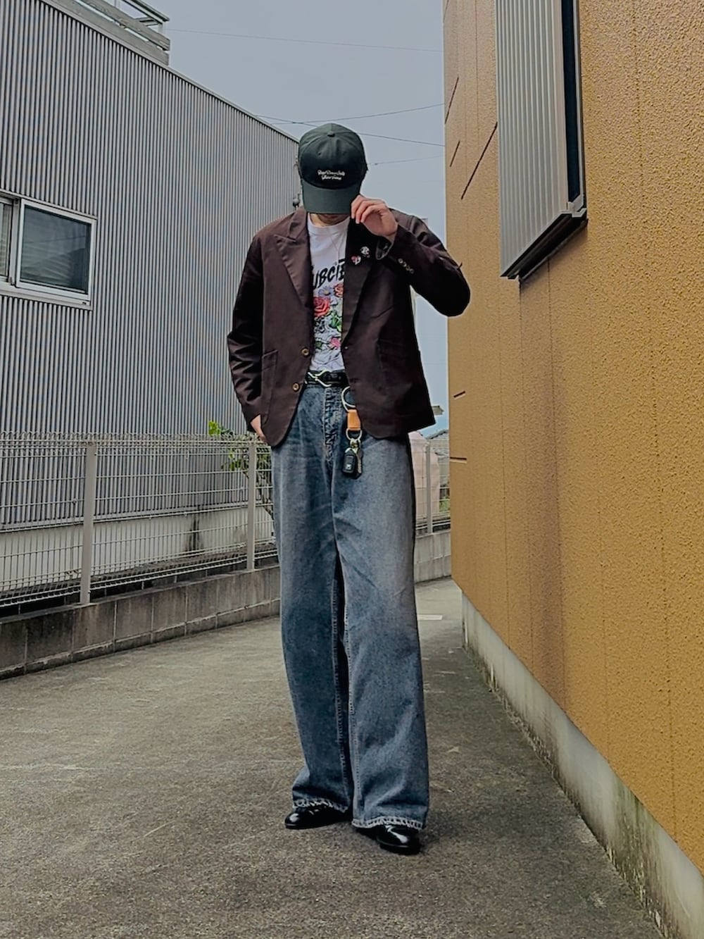 「やっぱり帽子が好き、ワイドパンツ、白Tシャツ、春コーデ、大人カジュアル、おしゃれさんと繋がりたい、デニム、ジャケット、キャップ、きれいめカジュアル、DAIRIKU、Tシャツ×デニム、今日のコーデ、高身長、夏服」|「MRFATMANのCOTTON BB CAP(キャップ、グリーン系)」を使った、りょたさん(メンズ・188cm)の春コーディネートの2枚目の写真