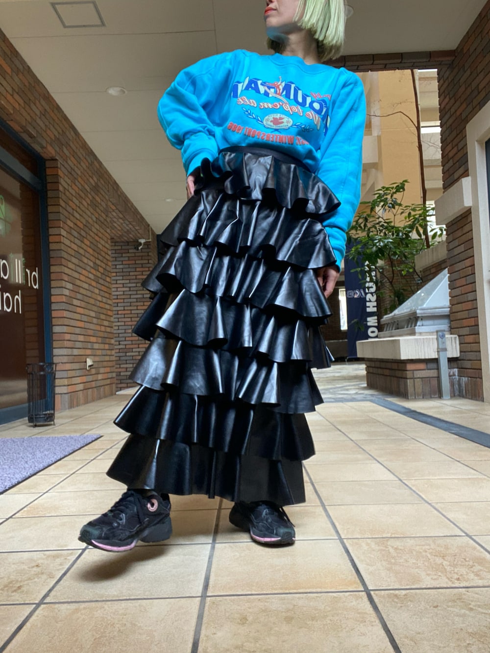 「真冬のあったかスタイル、冬服コーデ、大人かわいい、ティアードスカート、フェイクレザー、ファーコート、柄タイツ、スニーカー、ママコーデ、低身長、低身長コーデ、低身長女子、古着MIX、古着、スウェット」｜「yaeのFaux fur short coat/フェイクファーショートコート（その他アウター、ブルー系）」を使った、くみこさん（レディース・150cm）の冬コーディネートの4枚目の写真