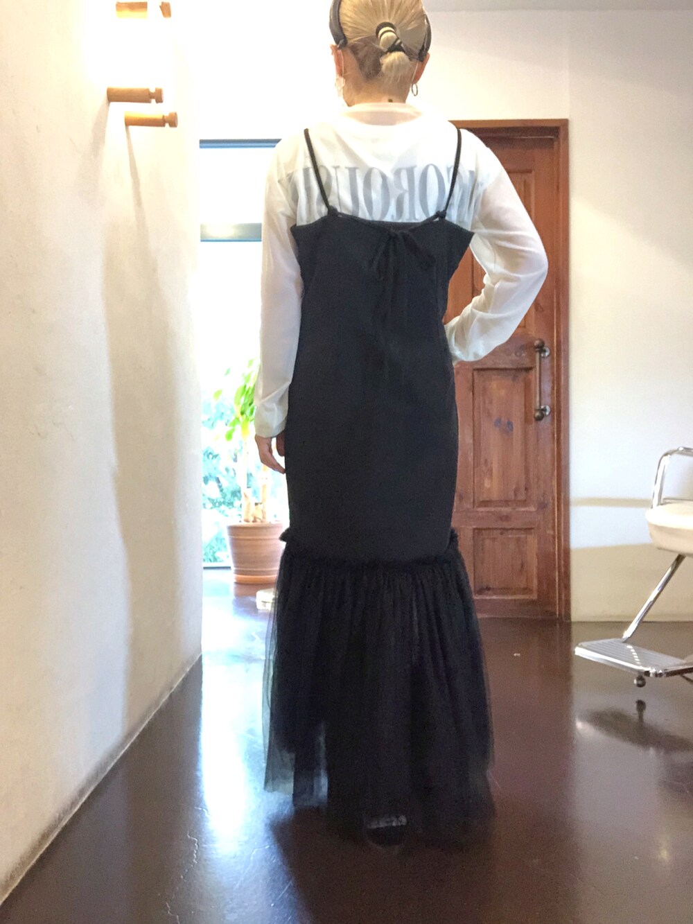 ブルー系のスニーカーを着用したレディースの春コーディネートの3枚目の写真